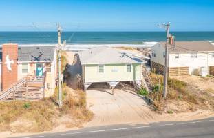 Luckie Tides oceanfront home in Kitty Hawk